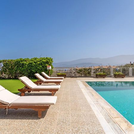 Villa The House Of Gratitude - Poolside Retreat Loutra Oraias Elenis Exterior foto