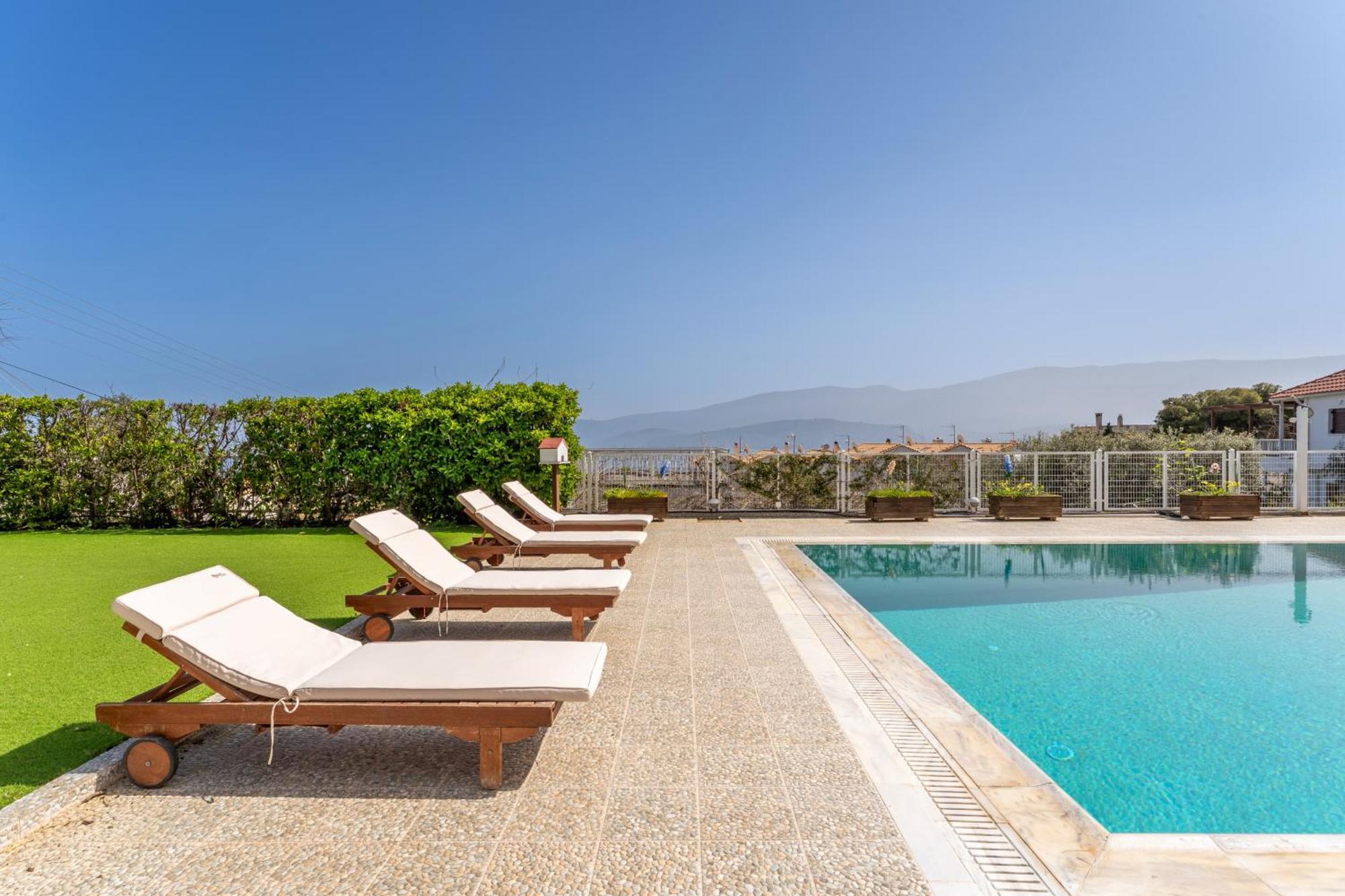 Villa The House Of Gratitude - Poolside Retreat Loutra Oraias Elenis Exterior foto