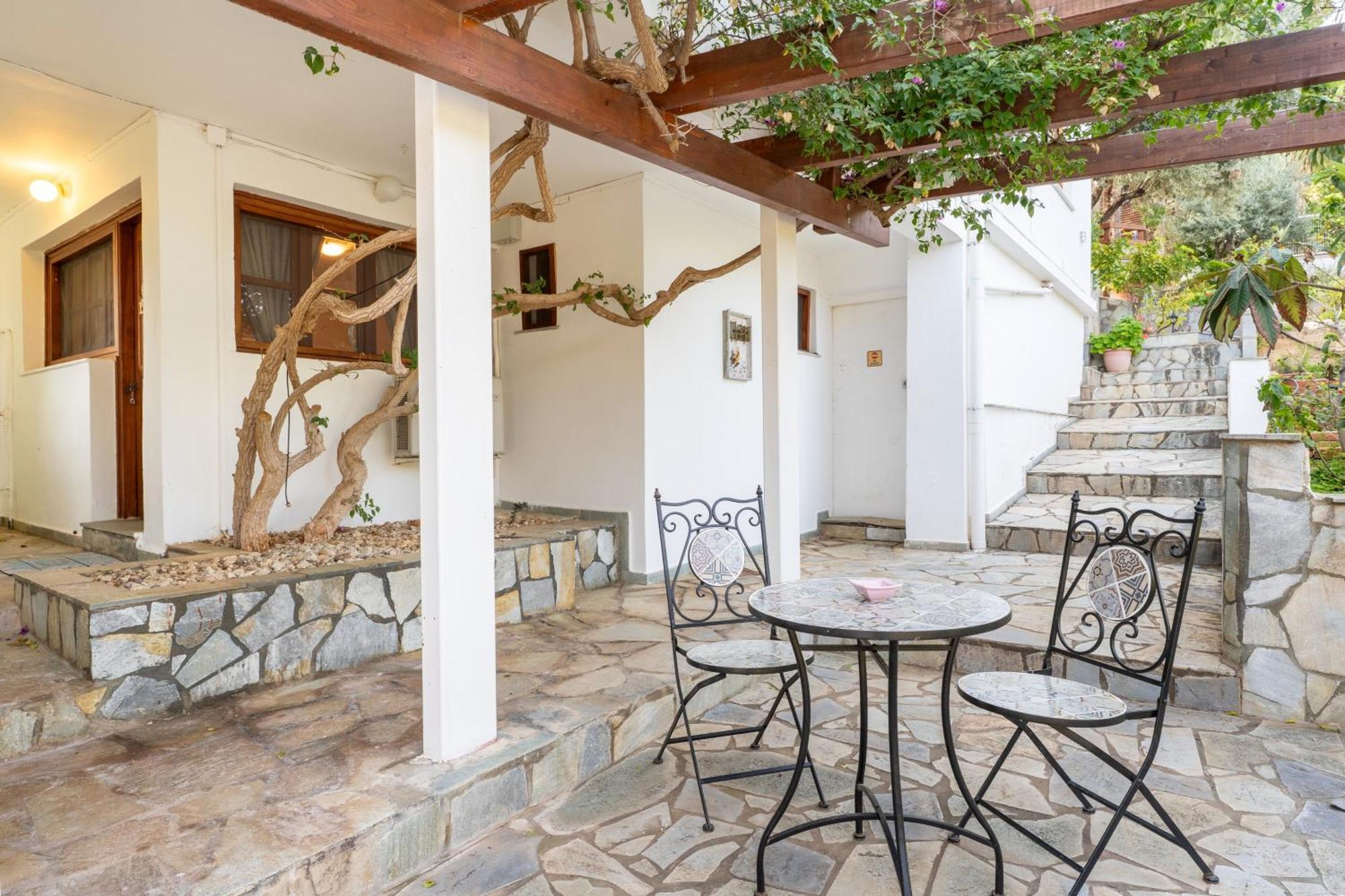 Villa The House Of Gratitude - Poolside Retreat Loutra Oraias Elenis Exterior foto